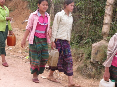 Những đứa trẻ đầu xuân đi xách nước - 8