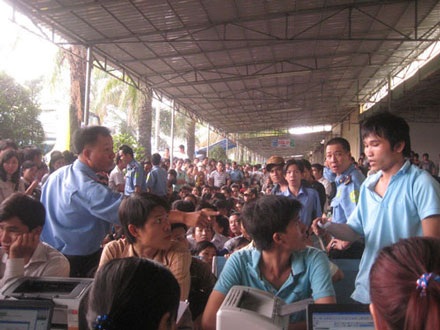 Nửa đêm xếp hàng chờ mua vé xe Mai Linh - 2