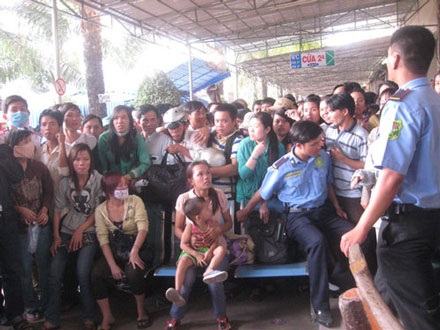 Nửa đêm xếp hàng chờ mua vé xe Mai Linh - 1