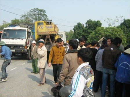 Xe tải kéo lê xế hộp, cùng lao xuống vực - 4