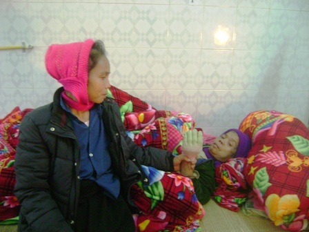 Hàng chục nghìn người nghèo chưa được cấp thẻ BHYT - 1