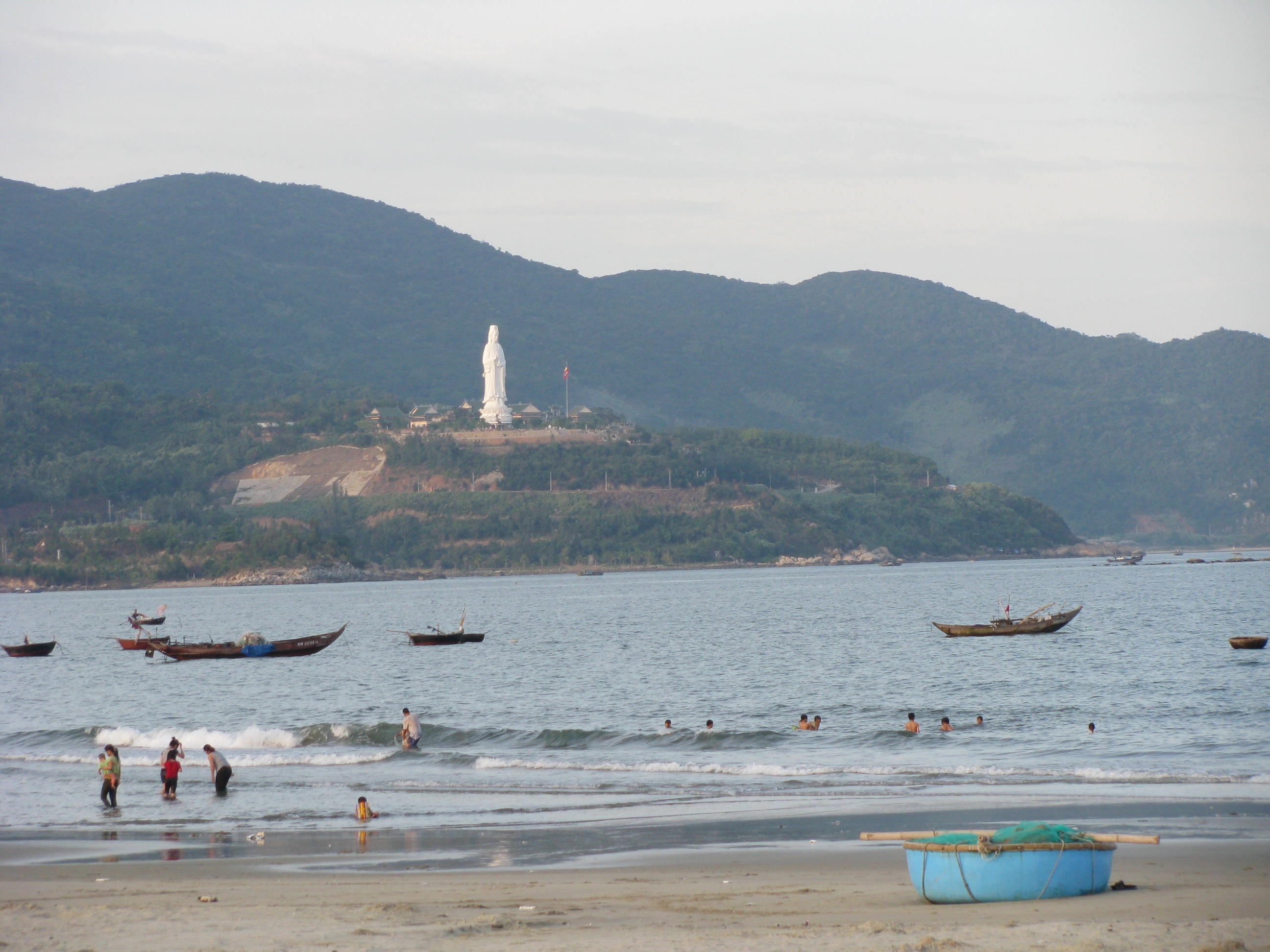 Đà Nẵng: Buộc niêm yết giá dịch vụ tại các bãi biển - 1