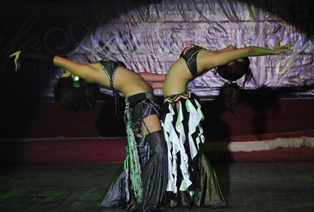 Teen Hà thành “nóng” cùng vũ điệu belly dance - 7 Teen Hà thành “nóng” cùng vũ điệu belly dance - 7