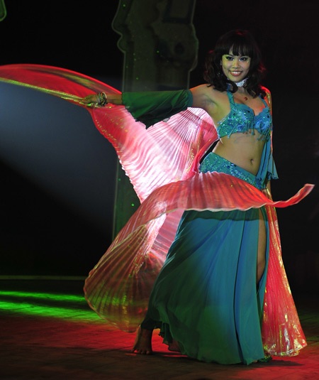 Teen Hà thành “nóng” cùng vũ điệu belly dance - 11 Teen Hà thành “nóng” cùng vũ điệu belly dance - 11