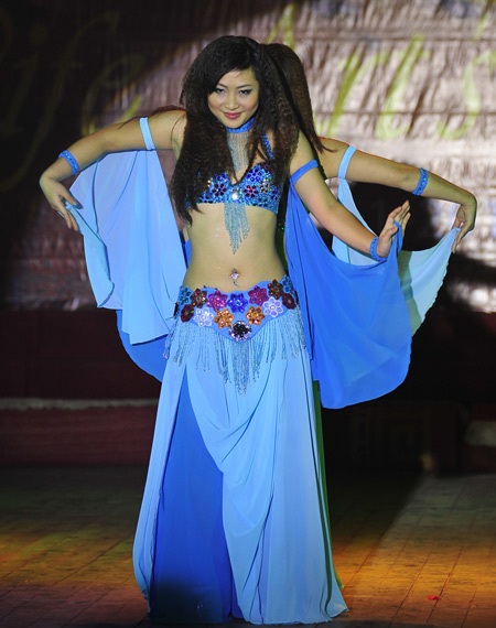 Teen Hà thành “nóng” cùng vũ điệu belly dance - 3 Teen Hà thành “nóng” cùng vũ điệu belly dance - 3