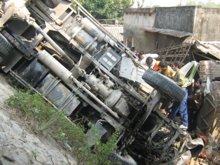 Xe tải kéo lê xế hộp, cùng lao xuống vực - 2