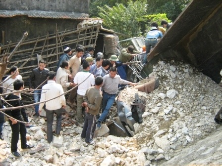 Xe tải kéo lê xế hộp, cùng lao xuống vực - 1