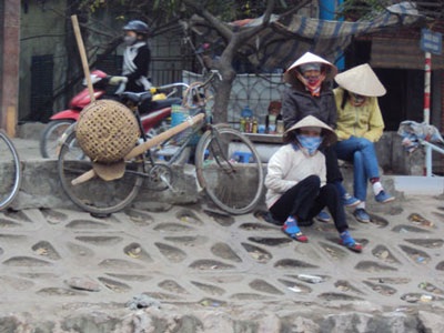 Những phụ nữ co ro chờ việc trong giá lạnh  - 1