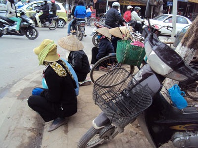 Những phụ nữ co ro chờ việc trong giá lạnh  - 2