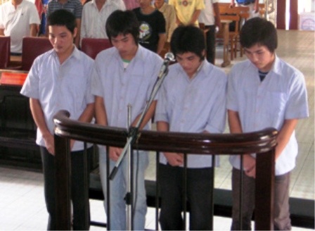 Nhóm “đinh tặc” Bình Dương lãnh 90 tháng tù giam - 1 Nhóm “đinh tặc” Bình Dương lãnh 90 tháng tù giam - 1