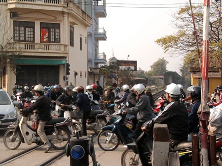 Tàu đã áp sát, dân vẫn đua nhau vượt đường ray  - 11