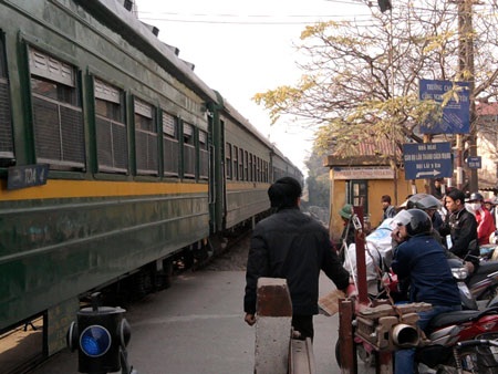 Tàu đã áp sát, dân vẫn đua nhau vượt đường ray  - 10