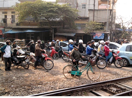 Tàu đã áp sát, dân vẫn đua nhau vượt đường ray  - 3