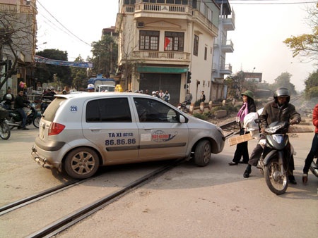 Tàu đã áp sát, dân vẫn đua nhau vượt đường ray  - 6