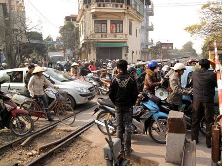 Tàu đã áp sát, dân vẫn đua nhau vượt đường ray  - 1