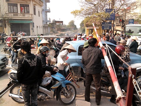 Tàu đã áp sát, dân vẫn đua nhau vượt đường ray  - 2