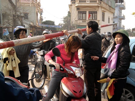 Tàu đã áp sát, dân vẫn đua nhau vượt đường ray  - 8