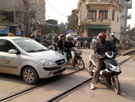 Tàu đã áp sát, dân vẫn đua nhau vượt đường ray  - 5