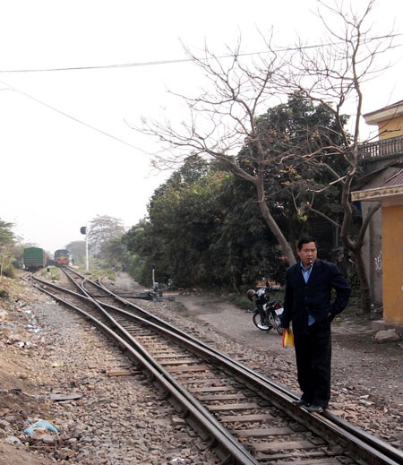 Tàu đã áp sát, dân vẫn đua nhau vượt đường ray  - 4