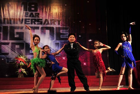 Big Toe vui “ngất trời” trong sinh nhật tuổi 18 - 14 Big Toe vui “ngất trời” trong sinh nhật tuổi 18 - 14