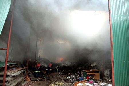 Cháy kho chứa đồ bảo ôn gần bến xe Nước Ngầm - 2 Cháy kho chứa đồ bảo ôn gần bến xe Nước Ngầm - 2