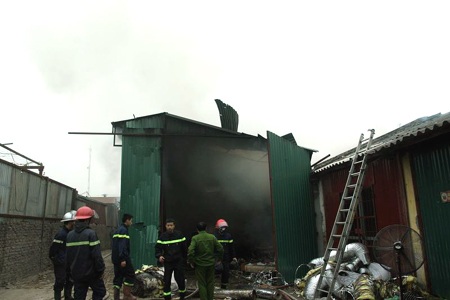 Cháy kho chứa đồ bảo ôn gần bến xe Nước Ngầm - 1 Cháy kho chứa đồ bảo ôn gần bến xe Nước Ngầm - 1