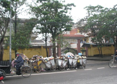 Thành phố Vinh ngập rác và bài học về lời hứa với dân - 1