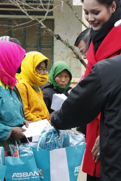 Hương Giang “ăn Tết” tình nguyện trong giá lạnh 2 độ C - 1