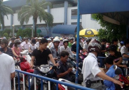 “Văn hóa xếp hàng” đang xuống cấp! - 2 “Văn hóa xếp hàng” đang xuống cấp! - 2
