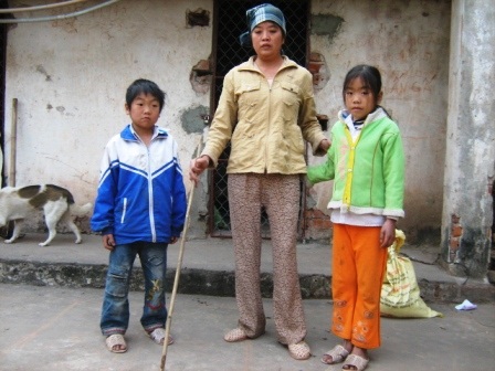 Éo le cảnh goá phụ tàn tật nuôi con thơ dại - 1