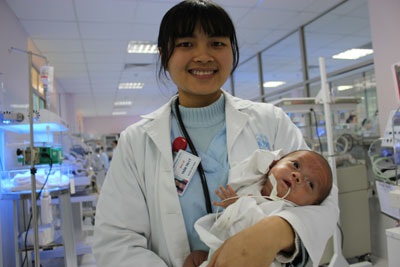 Bé Ngọc Anh chính thức trở về mái ấm gia đình - 3 Bé Ngọc Anh chính thức trở về mái ấm gia đình - 3