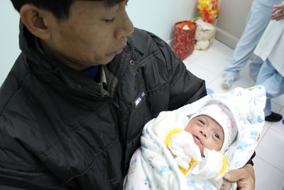 Bé Ngọc Anh chính thức trở về mái ấm gia đình - 4 Bé Ngọc Anh chính thức trở về mái ấm gia đình - 4