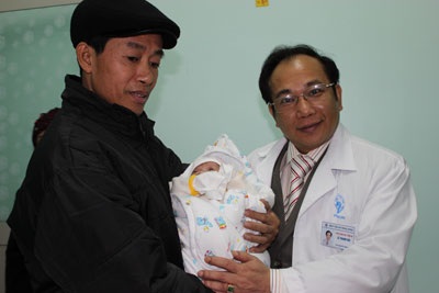 Bé Ngọc Anh chính thức trở về mái ấm gia đình - 5 Bé Ngọc Anh chính thức trở về mái ấm gia đình - 5