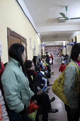 Cận cảnh thai phụ đi khám ngày rét - 2 Cận cảnh thai phụ đi khám ngày rét - 2