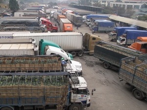 Hàng trăm xe chở hàng lại bị ùn tắc tại Tân Thanh  - 1