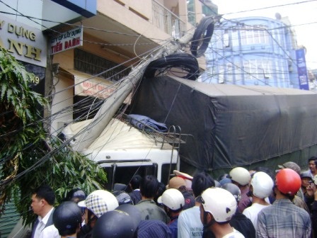 Xe tải mất lái đâm loạn xạ trên phố - 1 Xe tải mất lái đâm loạn xạ trên phố - 1