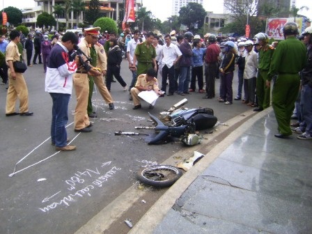 Xe tải mất lái đâm loạn xạ trên phố - 2 Xe tải mất lái đâm loạn xạ trên phố - 2