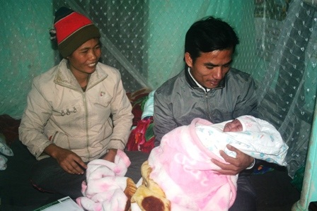 Bé Ngọc Anh trong vòng tay âu yếm của bà ngoại - 2