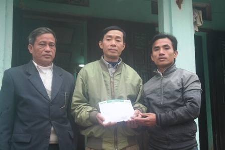 Bé Ngọc Anh trong vòng tay âu yếm của bà ngoại - 3