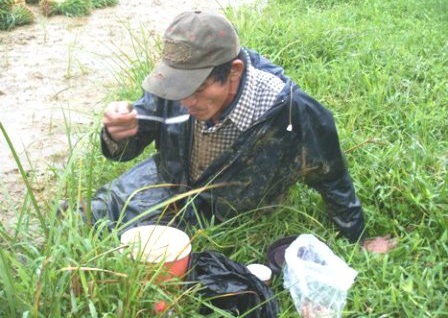 Nông dân “cắn răng” ra đồng cày cấy  - 3