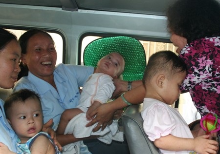 Chùm ảnh "giải cứu" các bé ở Tiên Phước 2 - 10