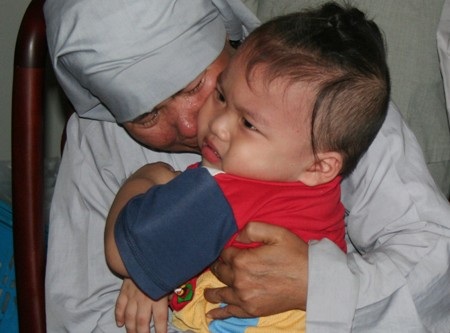 Chùm ảnh "giải cứu" các bé ở Tiên Phước 2 - 2