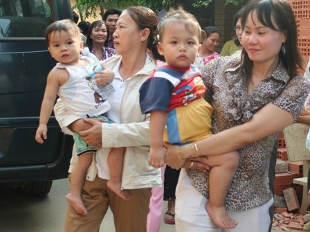 Chùm ảnh "giải cứu" các bé ở Tiên Phước 2 - 4