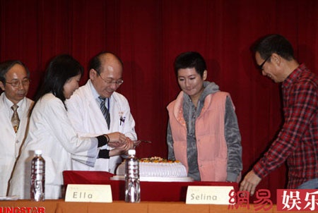 Chùm ảnh: Selina nức nở trong ngày họp báo - 14