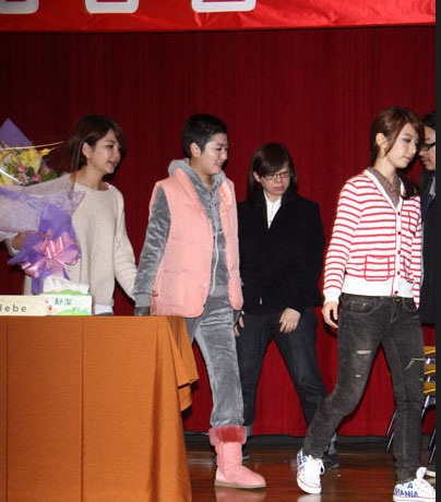 Chùm ảnh: Selina nức nở trong ngày họp báo - 21