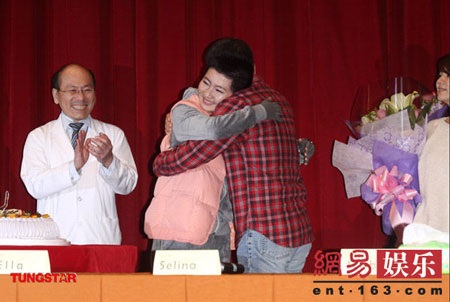 Chùm ảnh: Selina nức nở trong ngày họp báo - 18