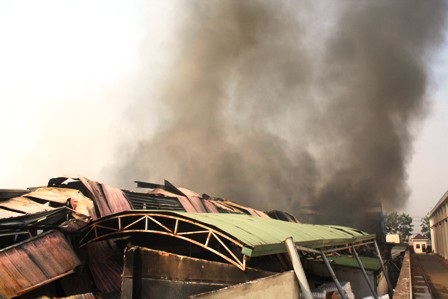 Lửa bao trùm gần 10.000m2 công ty mũ bảo hiểm - 2