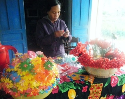 Hoa giấy, tranh dân gian Huế “hồi sinh” đón Tết - 1 Hoa giấy, tranh dân gian Huế “hồi sinh” đón Tết - 1