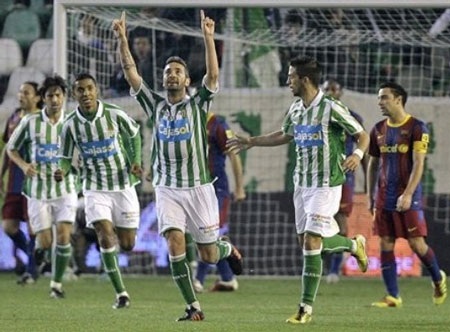 Thua Betis, Barcelona vẫn giành quyền vào bán kết - 1