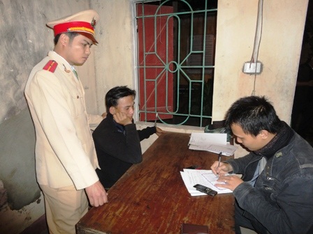 CSGT bắt vụ vận chuyển 17 quả mìn tự tạo - 2